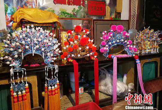 山西“许氏戏剧盔头”：五代人传承百年工匠精神