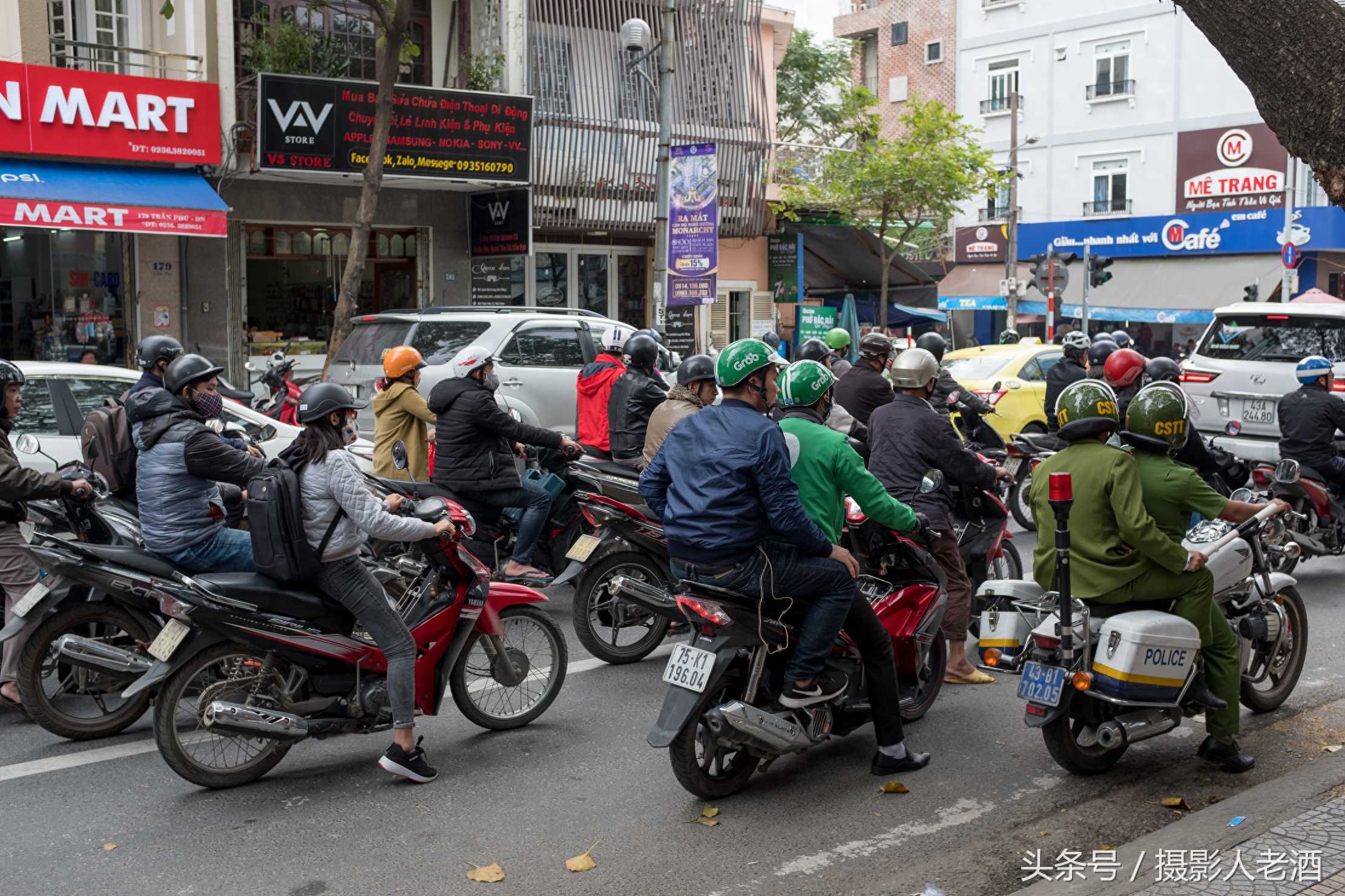 实拍越南的疯狂摩托车，一辆小摩托车拉四个人交警也不会管