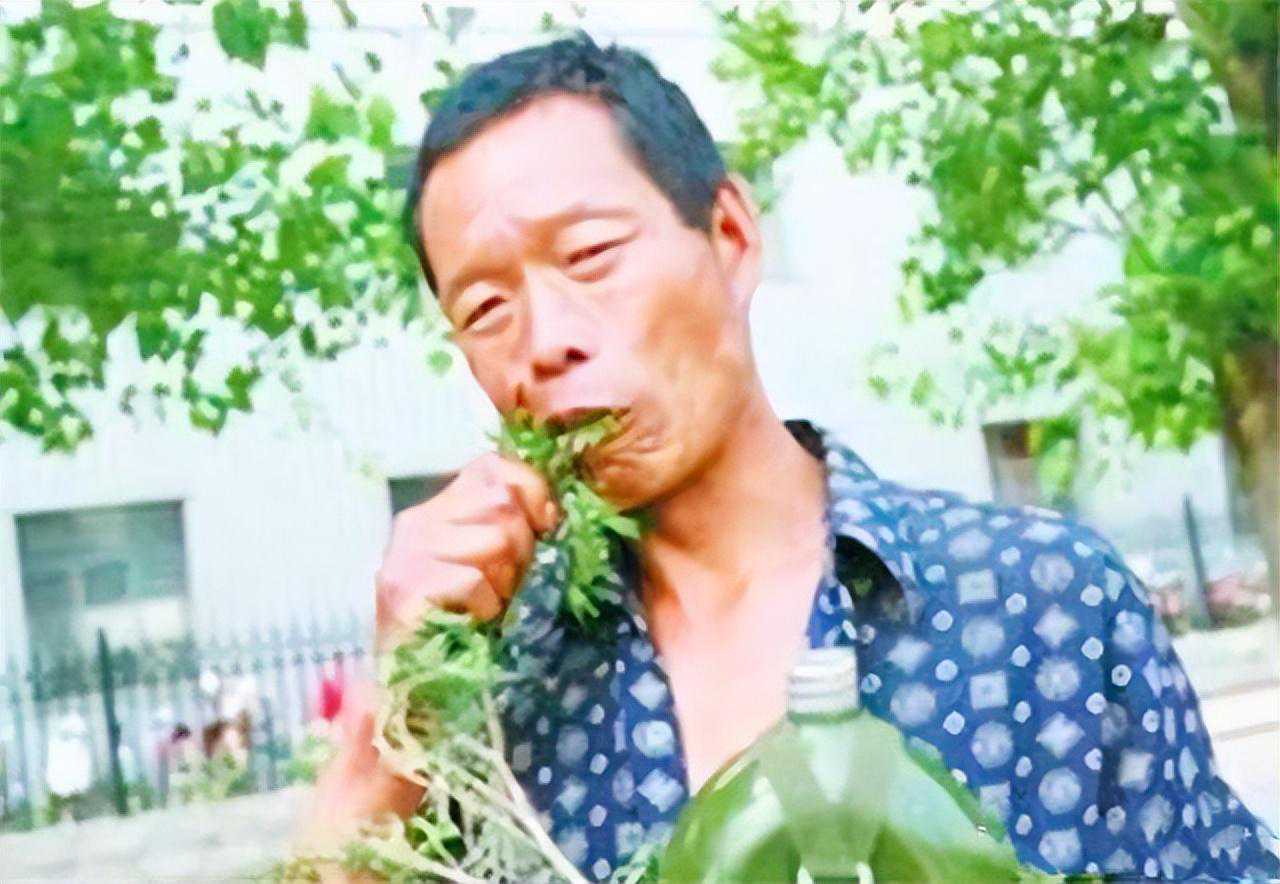 重庆一男子爱上“吃草”，34年吃了将近40吨，医生检查后揭开原因