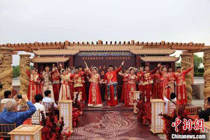 山东各地“花式”举办集体婚礼 弘扬婚俗新风