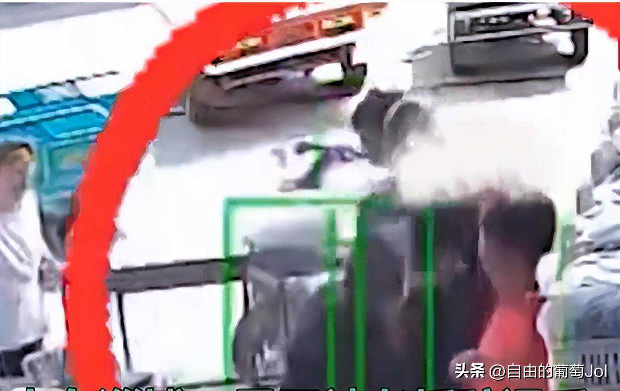 男子被辞退后心怀不满上门暴揍老板 当众抡拳头摔手机