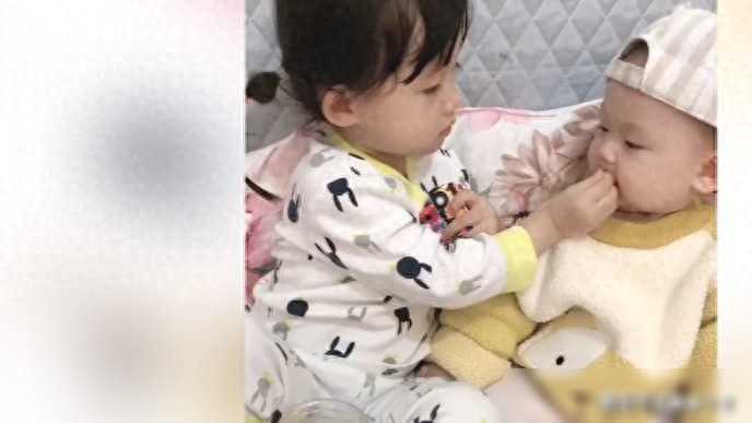 揪裙子：女性美的性感绽放