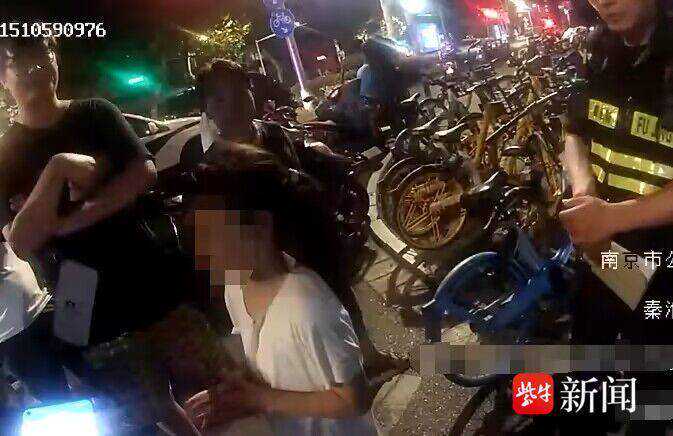 小女孩深夜追出门找妈妈迷路，好心市民见她穿睡衣帮忙报警……