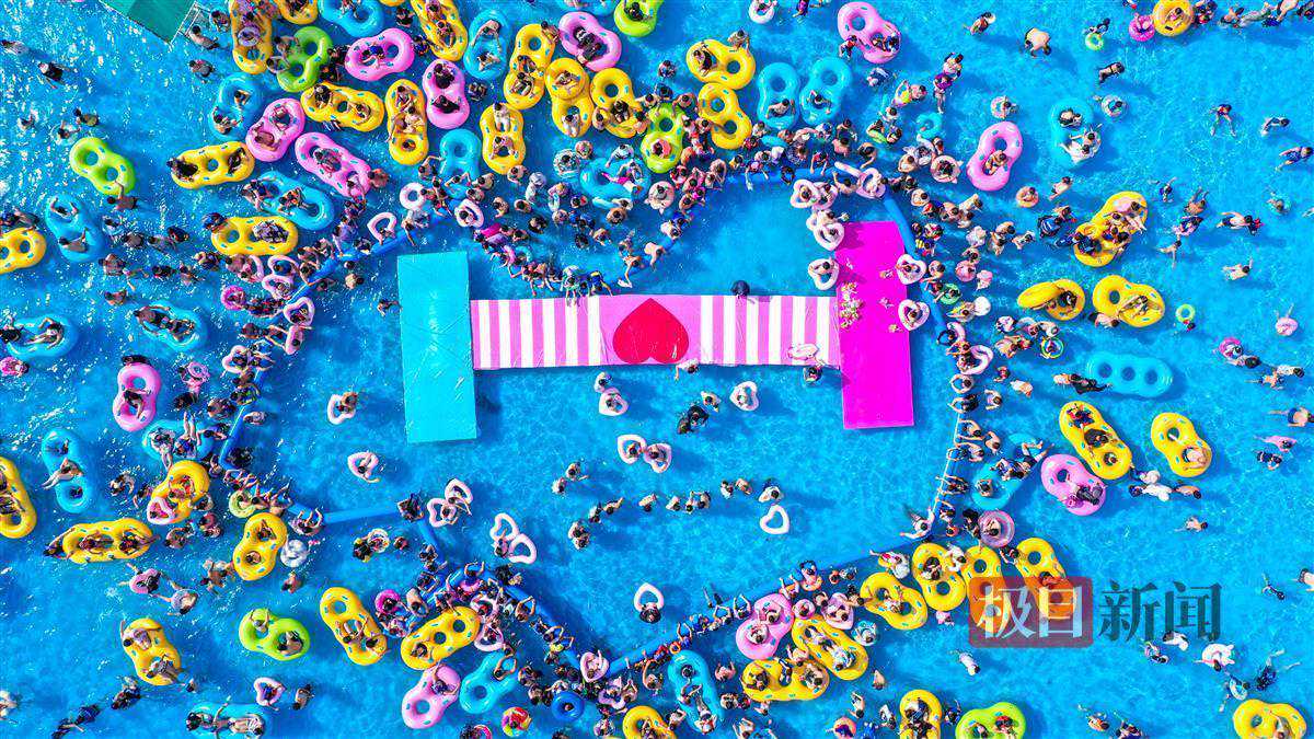 情侣水下接吻，恩爱秀不停