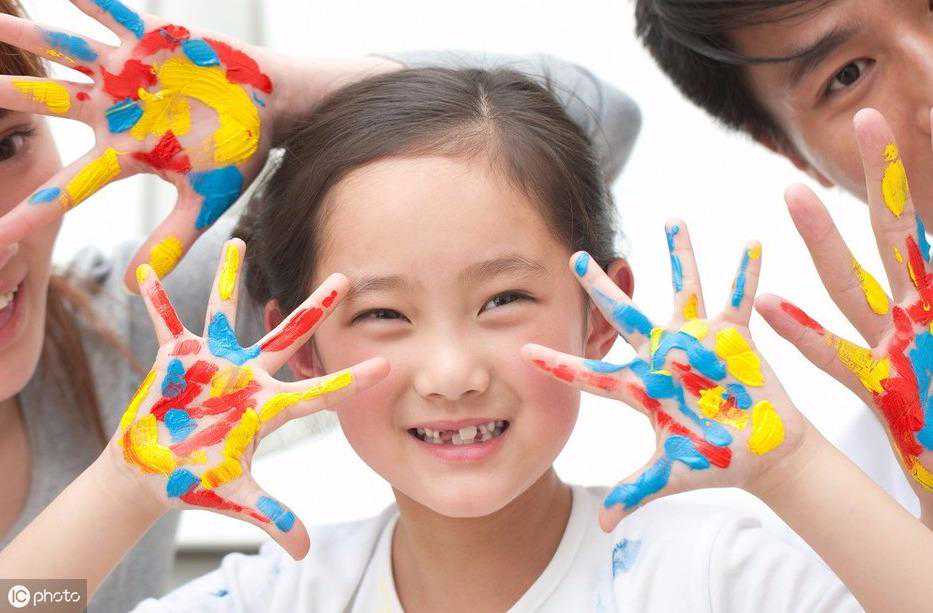 这个习惯不少父母都有，孩子真的很烦感