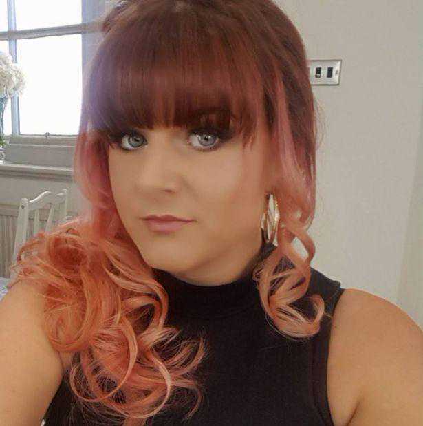 英美女妈妈开卡丁车也不忘自拍，突然车子失控，掉入深谷不幸身亡