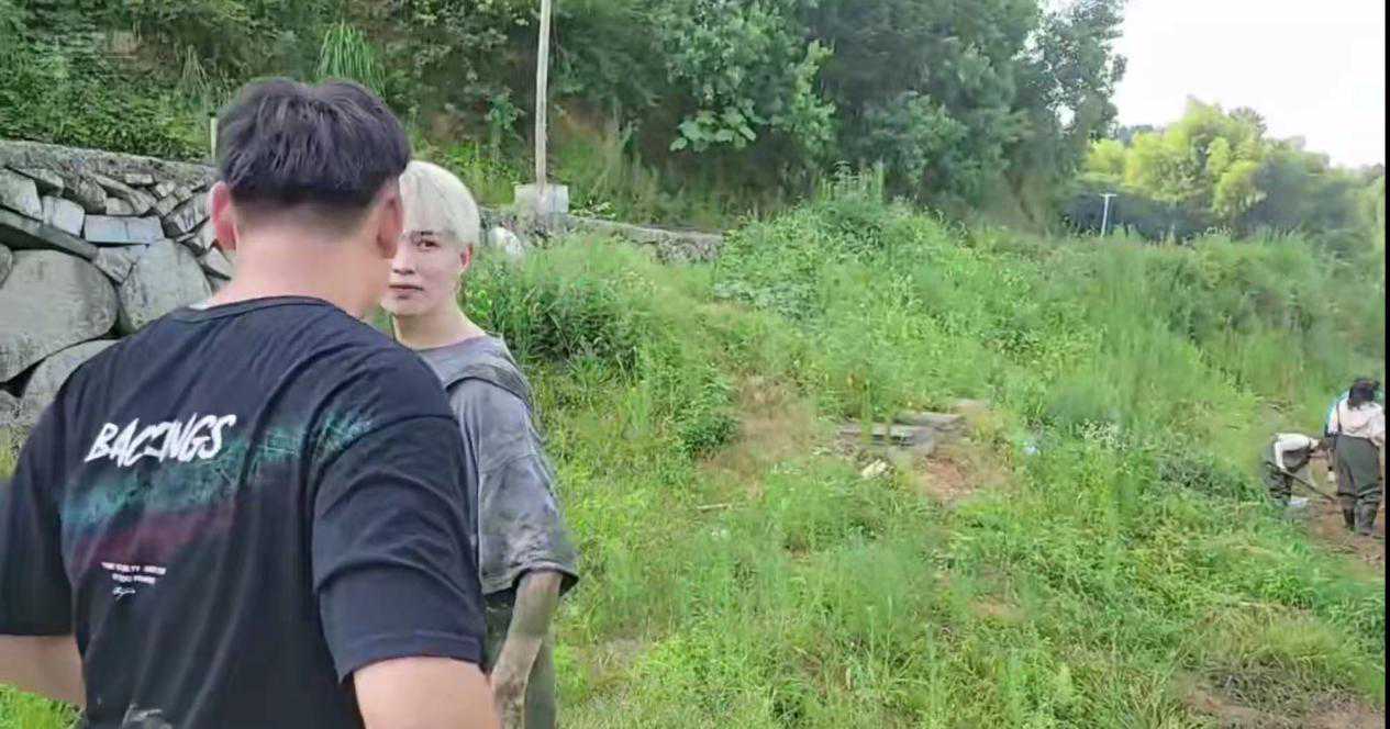 童锦程上演泥潭撕名牌，面对妹子丝毫不手软！节目效果直接拉满