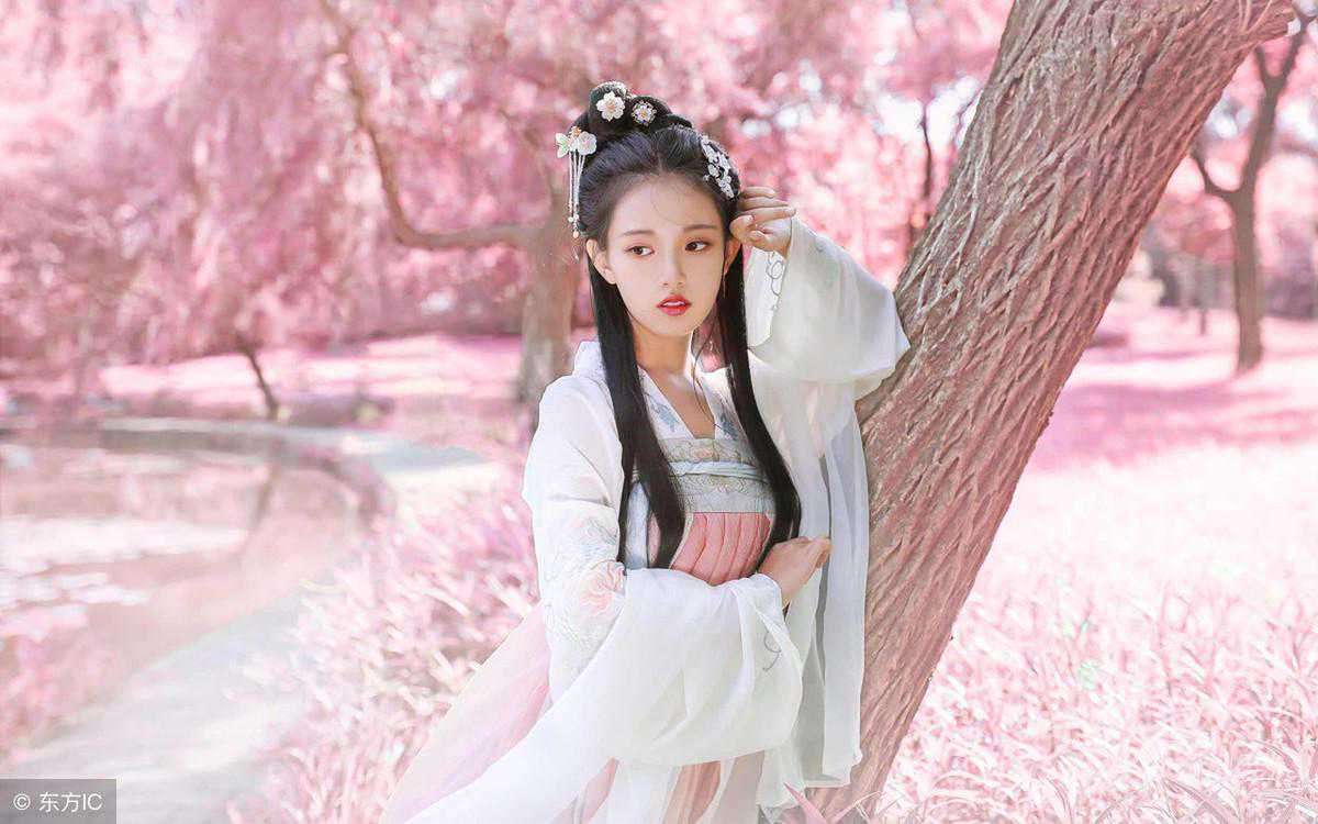 小说：她沉湖未死，被下人指指点点，她连续四记耳光教训女仆