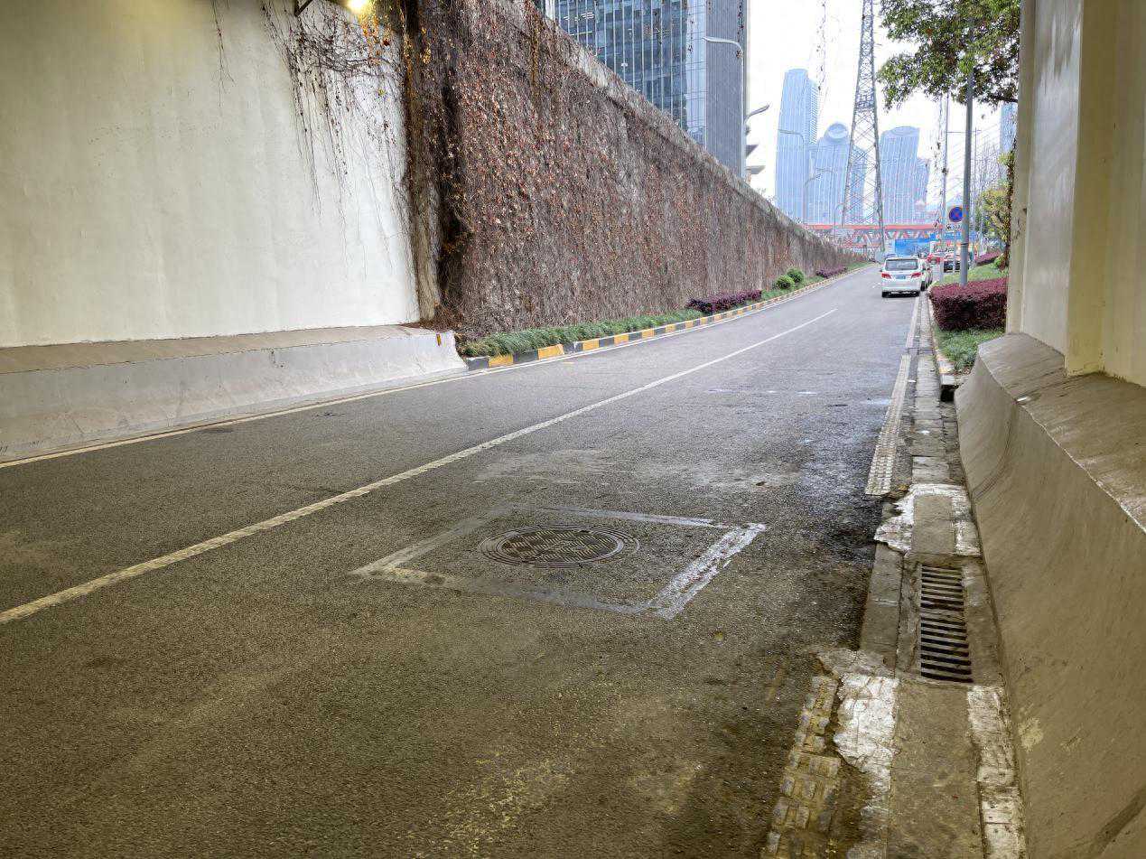 在飙速与炸街的残酷青春里，两名摩托少年致命相遇