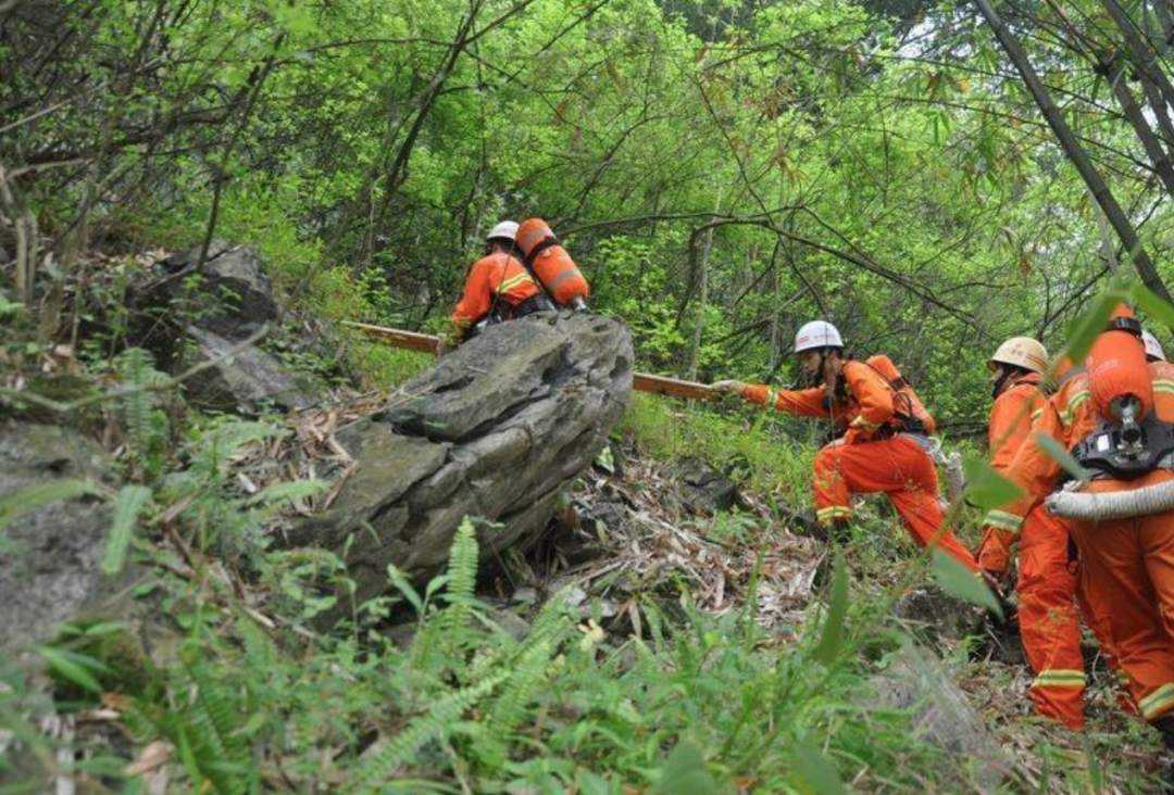 难过！2名深圳蓝天救援队队员救助坠崖驴友不幸牺牲