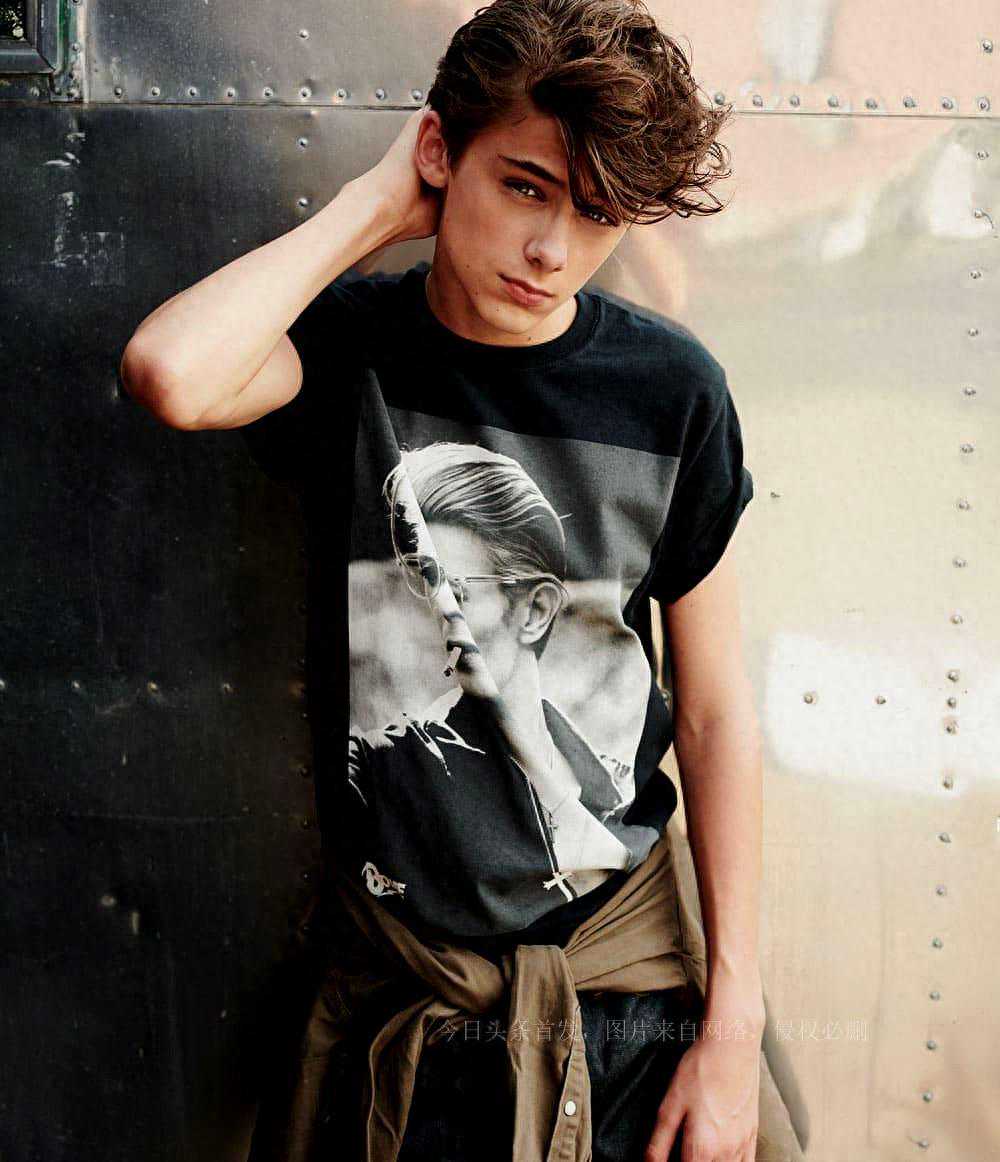 12岁被誉为世界第一美少年，一双蓝宝石电眼迷疯全网少女