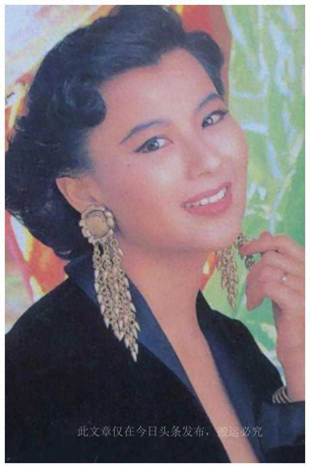 港姐“电眼美女”李美凤，再婚洗牌终打赢，江湖再现更滋润