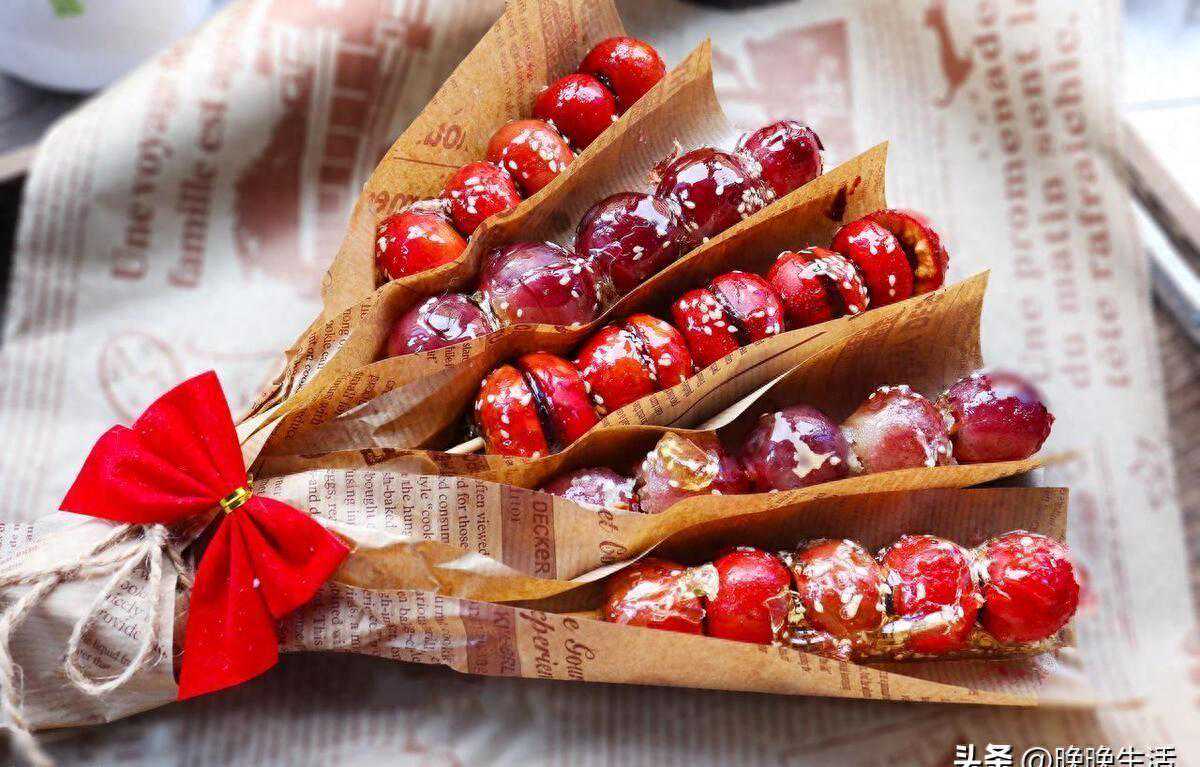 大三女生摆摊卖糖葫芦，疑遭同行威胁，最后被门卫大叔呵斥才离开