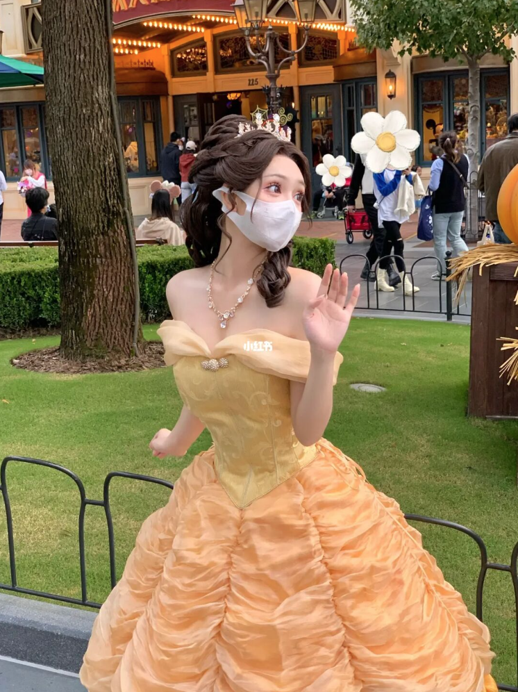 从动画世界走出来！迪士尼乐园惊见口罩贝儿公主