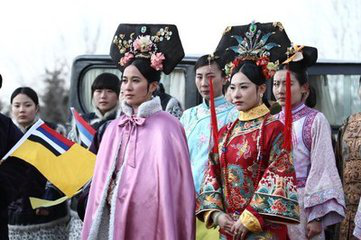 女星在片场耍大牌故意找茬，配角在一旁蹲着举剧本