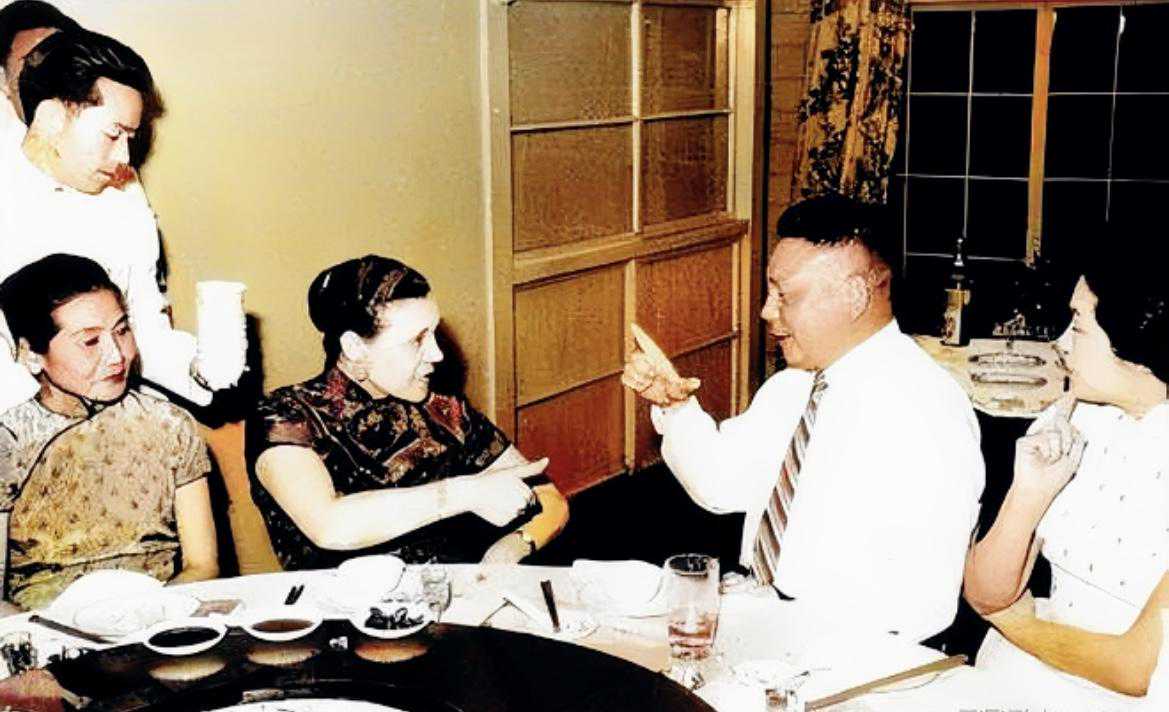 蒋经国与蒋方良喝酒猜拳照片，二人都嗜酒，蒋经国收礼只收伏特加