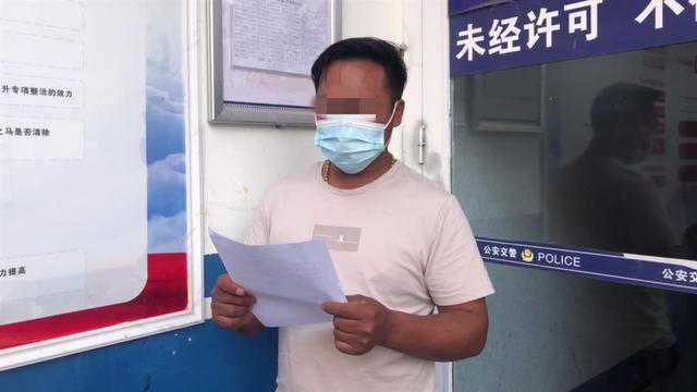 两男子边开车边划拳喝酒？警方：并非真酒，将红牛装进了啤酒瓶