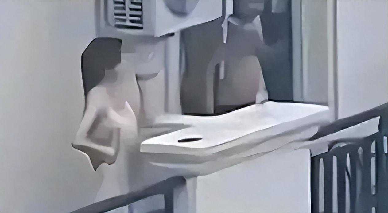 性感美女阳台“打扑克”被邻居偷拍，引发轩然大波，可看完太气愤