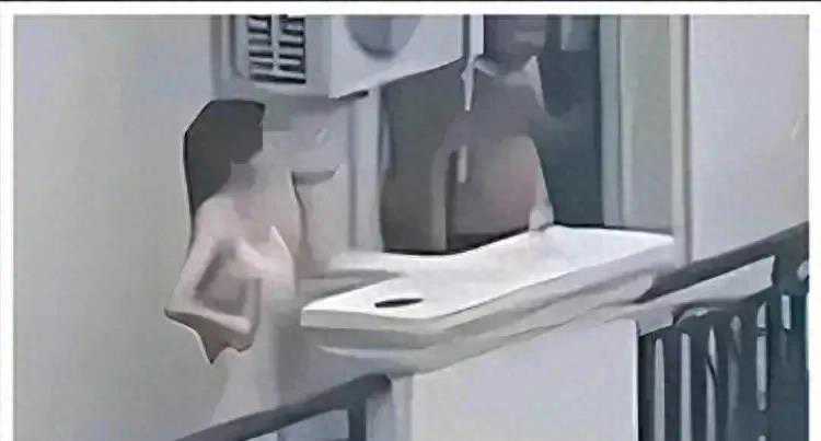 性感美女阳台“打扑克”被邻居偷拍，引发轩然大波，可看完太气愤