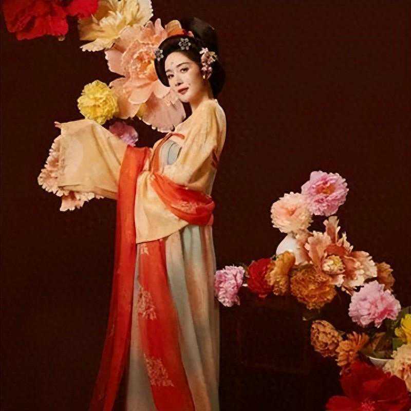 杨幂唐装绝美舞台惊艳全场，国风换装秀引领历史风潮