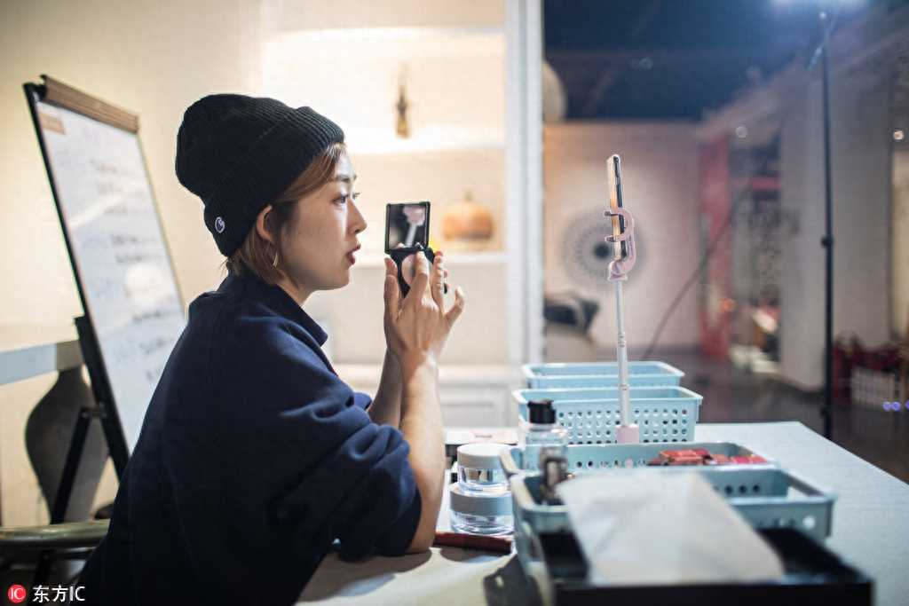 上海美女导购变身网红主播月入过万 “网红经济”成电商下一个风口