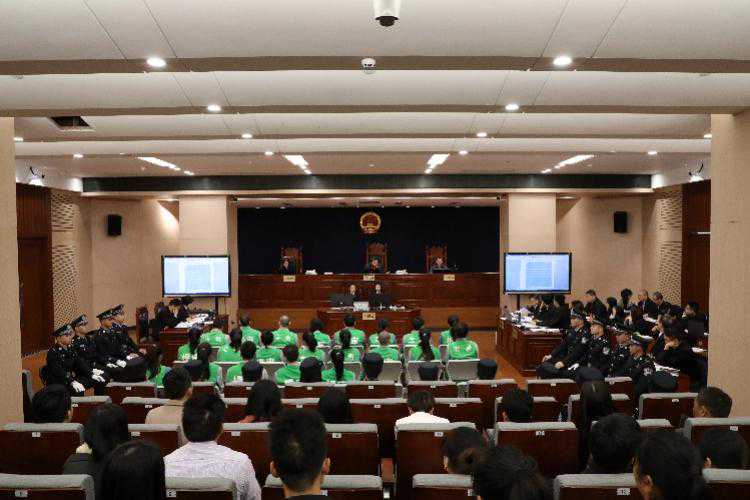 “美女”微信导购骗了1.2万个男网友数百万，在深受审时露真容