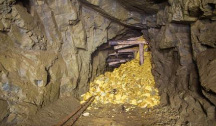 陕西老农意外发现山洞，挖出100多斤黄金，以为一夜暴富却被逮住