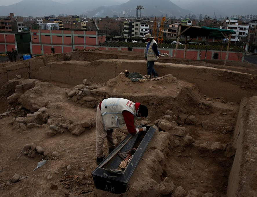 捡柴老汉误入藏宝洞发现金砖，太老实拿去兑换，当场被捕才知犯错