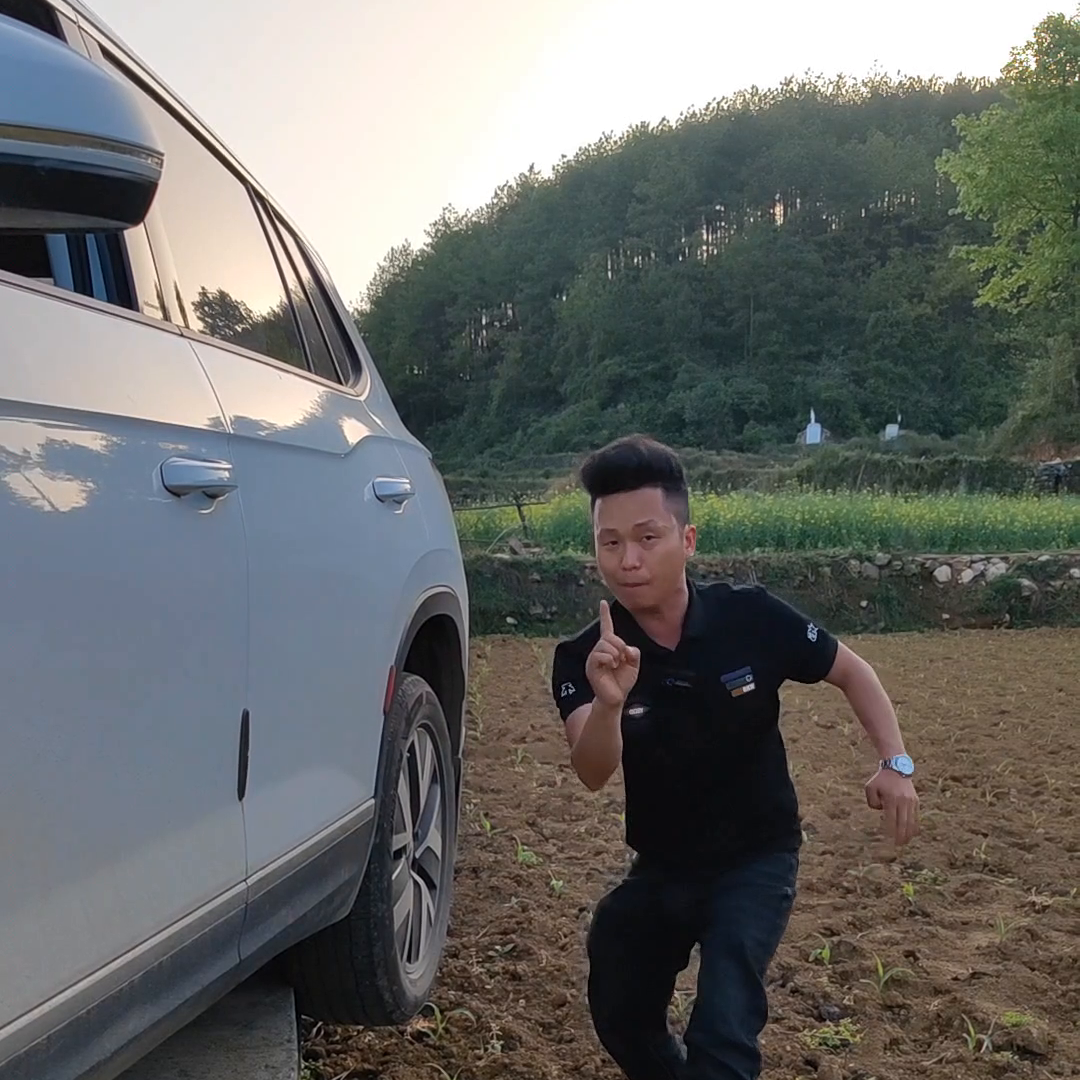 新手开车不能轮胎位置，教一招，看清轮胎减小盲区#每天一...