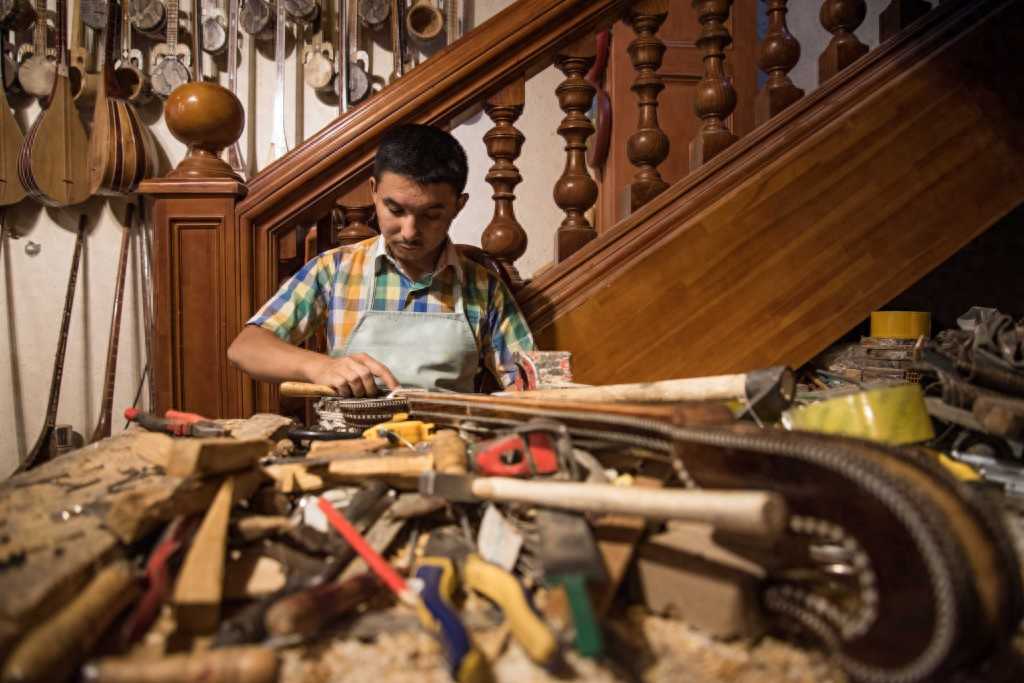 以匠人精神传承民族乐器——维吾尔族乐器制造者阿布里米提·艾沙