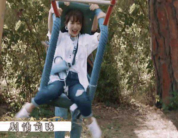 王俊凯为小猴紫推秋千，姐弟CP超有爱，妈妈粉们又要开始多想了