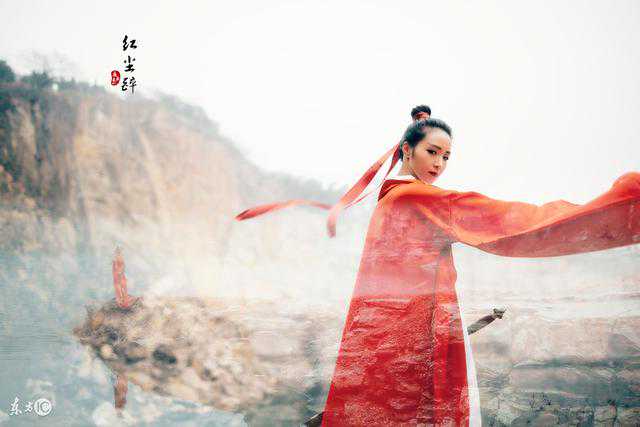 上课“偷偷化妆”：躲了小学生，躲了中学生，看见大学生：想抱走