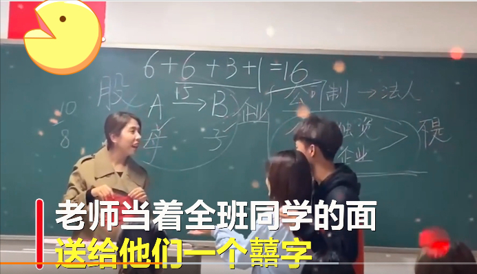 大学课堂男生陪女朋友上课，看似让人羡慕，网友：不如分手