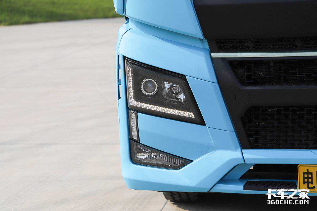 好玩的微信小游戏《疯狂铲车3D》：另类休闲赛车游戏