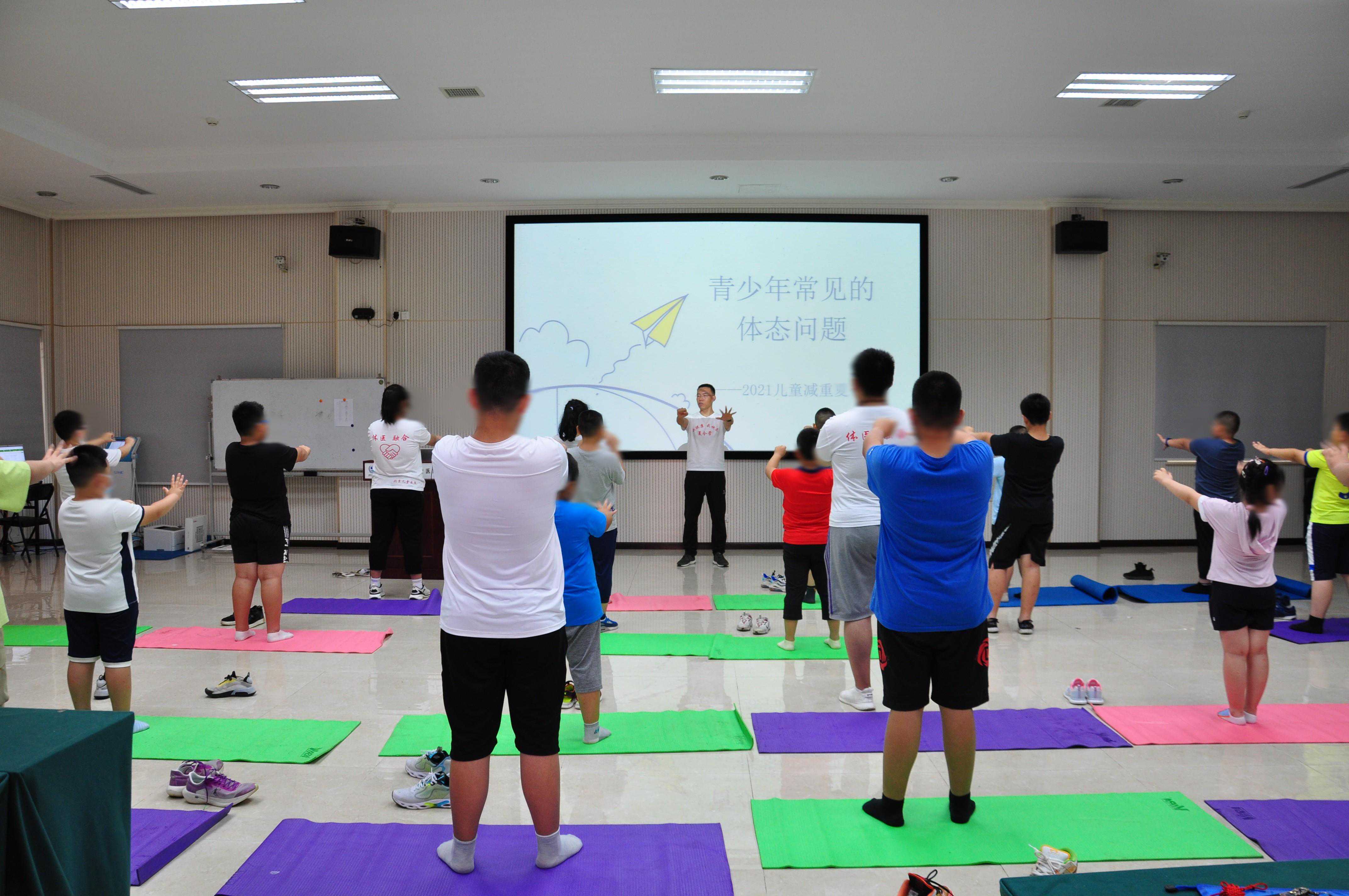 管住嘴，迈开腿！减重夏令营，小胖墩儿一天运动4个半小时