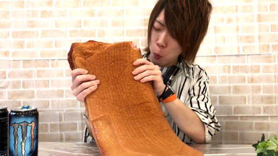 大胃王挑战30斤“超级牛排”，刚吃两口就露馅，网友：骗子