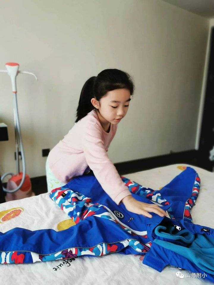 学生变身“叠衣小能手”！山师附小开展主题劳动教育实践活动