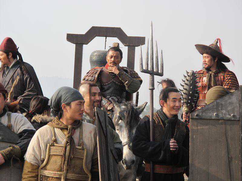 《水浒传》中“逼上梁山”的元凶是谁？