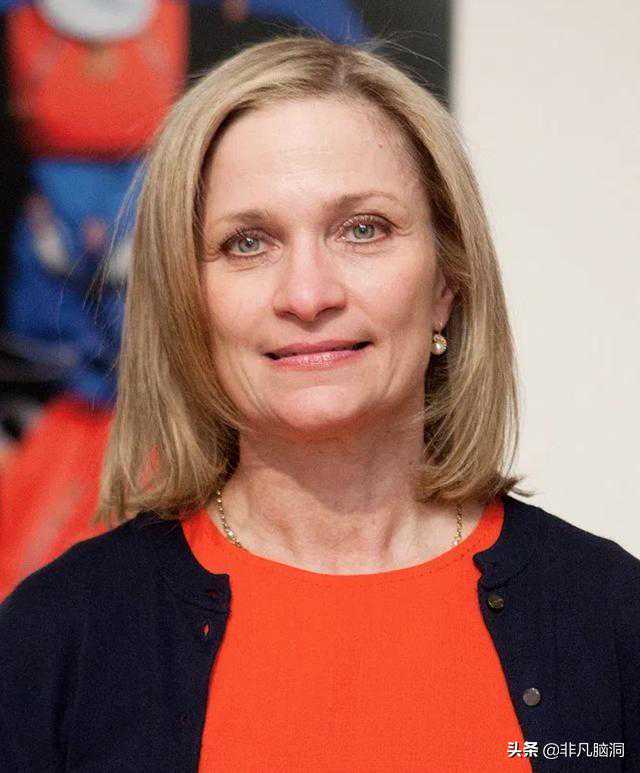 好惨，纽约时尚女总裁海边嬉闹，瞬间被大白鲨拖入海底活活咬死