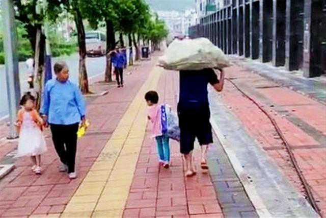 俩孩擦肩而过，相互对视让人心酸，网友：同样的年龄，不同的命运