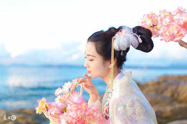 小说：姐妹讽刺她婚礼肯定寒酸，却在看过她的聘礼后，嫉妒的脸红