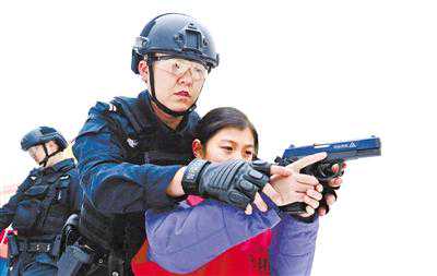 兰州：“小小特警”出动，好神气！