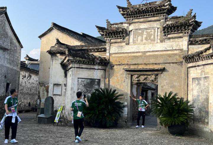 当射击运动员遇上游乐气泡枪 中国澳门运动员在富阳过中秋