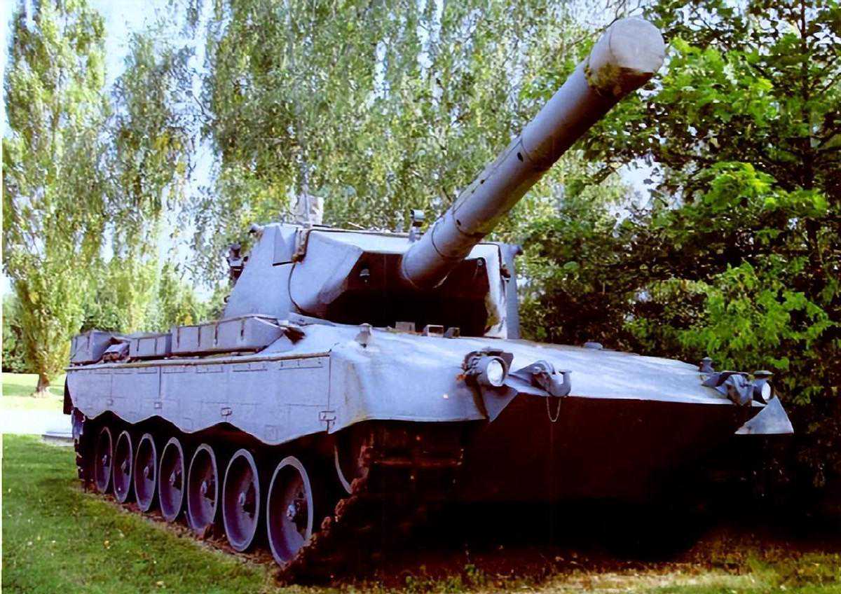 豹2坦克成“冤大头”，美英却当老狐狸，自家宝贝只守不出