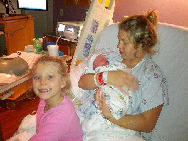 斯洛伐克女孩跟老公在吉尔吉斯斯坦生孩子，有钱却租房住