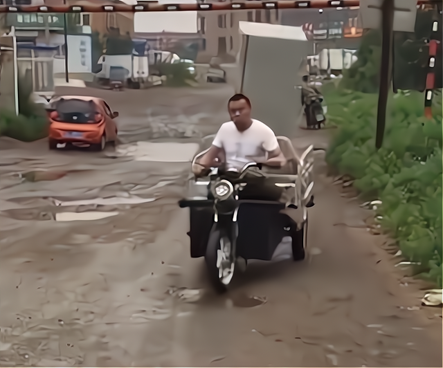 山东济南一男子骑着三轮车“完美”停车，冰箱：开这么晃，我砸