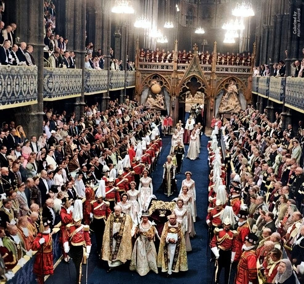 1953年女王加冕，深情的菲利普亲王跪着亲吻妻子，许诺效忠一辈子