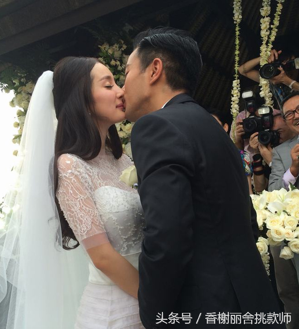 “现在新郎可以吻新娘了”，盘点明星婚礼现场的浪漫之吻