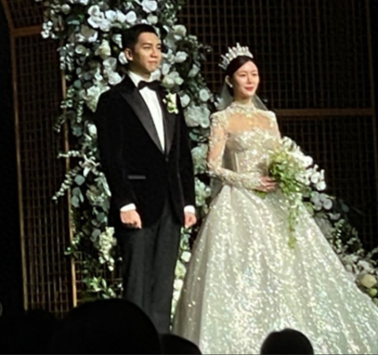 李昇基婚礼现场曝光！新人深情亲吻犹如韩剧，半个韩娱圈明星捧场