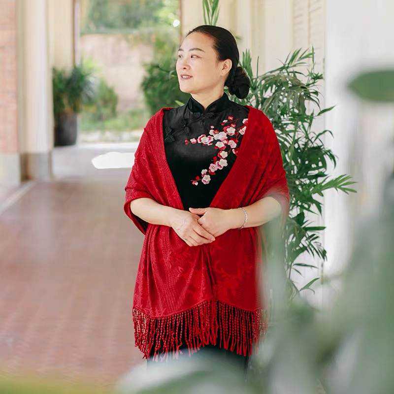 这位50+的妈妈洋气！“中国风”穿搭简单日常，优雅与魅力并存